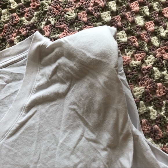 Babaton Aritzia Padded V-neck Sleeveless white shirt - Picture 5 of 8